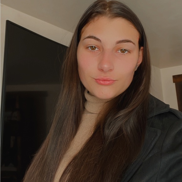 Meet your Posher, Olivia - Picture 1 of 1